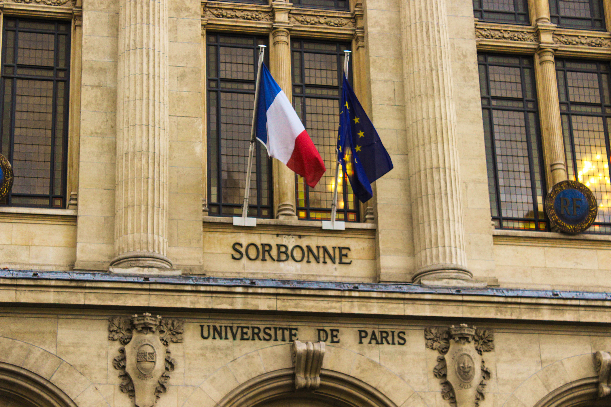フランスの旗と古い大学