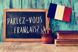 フランス国旗とPARLEZ-VOUS FRANCAIS？の看板